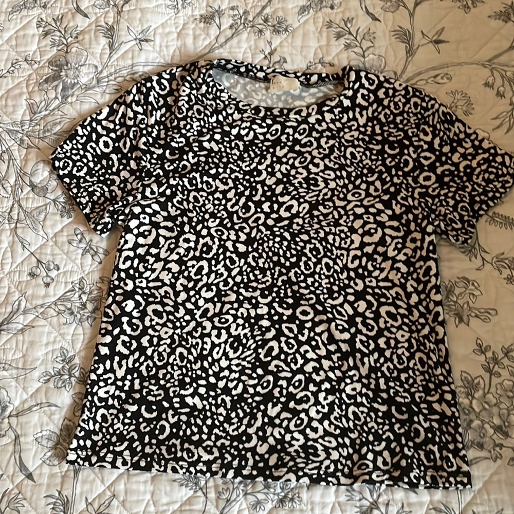 Women’s black and white shirt sleeved blouse.